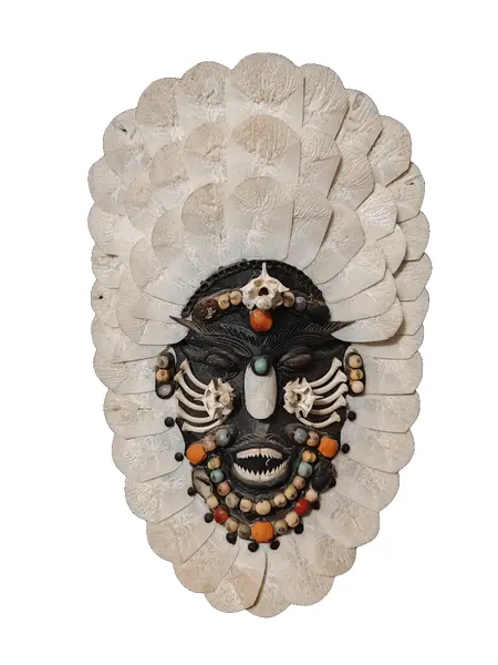 Foto de um(a) Máscara Indigena Confeccionada com Escamas de Pirarucu, Dentes de Piranhas e Sementes, Déc 1980, da categoria de Escultura. Arte indígena: máscara confeccionada com escamas de pirarucu, dentes de piranhas e sementes. Década de 1980. 34cm de altura... Vendido no marketplace Trésors.