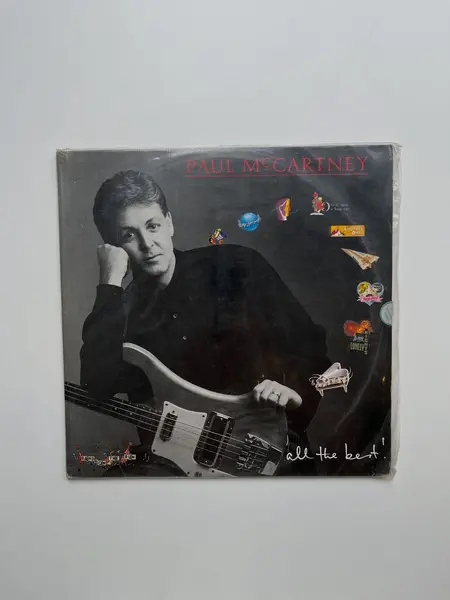 Foto de um(a) ​LP duplo All The Best - Paul McCartney - 1987, da categoria de LPs ou Discos de Vinil . LP duplo All The Best, Paul McCartney, de 1987. Perfeito estado. Mostrado de uma perspectiva diferente. Vendido no marketplace Trésors.