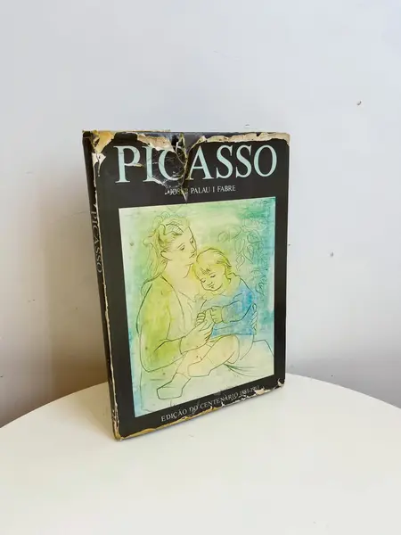 Foto de um(a) Livro capa dura em português - Picasso - 1981, da categoria de Livros. Livro capa dura em português, de 1981, muito ilustrado a cores, sobre as obras de Picasso. Marcas do tempo e uso. 150... Mostrado de uma perspectiva diferente. Vendido no marketplace Trésors.