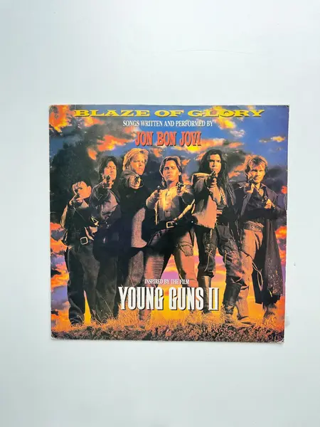 Foto de um(a) ​ LP Blaze of Glory - Bon Jovi 1990 - inspirado no filme Young Guns II, da categoria de LPs ou Discos de Vinil. LP Blaze of Glory, Bon Jovi, de 1990, inspirado no filme Young Guns II. Perfeito estado. Mostrado de uma perspectiva diferente. Vendido no marketplace Trésors.