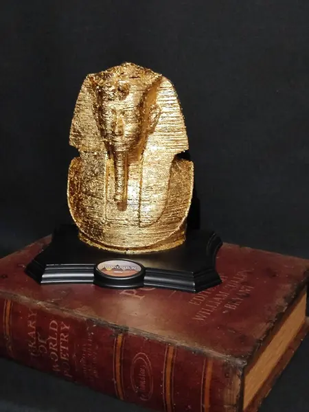 Foto de um(a) Escultura Puzzle 3D Faraó Tutankhamon, da categoria de Escultura. Escultura 3D colecionável em papel do faraó tutankhamon. Um puzzle com 160 peças em papel paraná montado sobre uma base... Mostrado de uma perspectiva diferente. Vendido no marketplace Trésors.