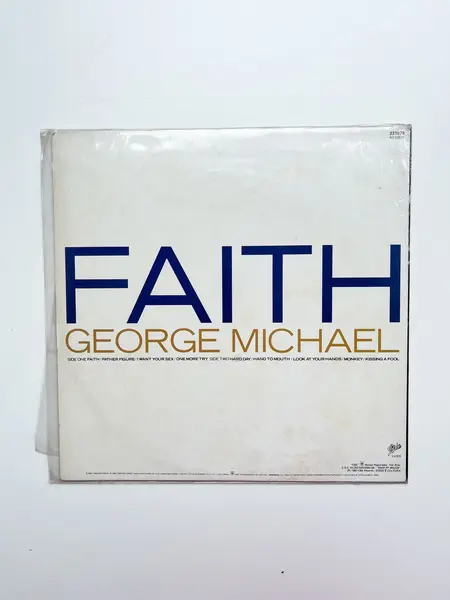 Foto de um(a) ​LP Faith - George Michael 1987, da categoria de LPs ou Discos de Vinil . LP Faith, George Michael, de 1987. Perfeito estado. Mostrado de uma perspectiva diferente. Vendido no marketplace Trésors.