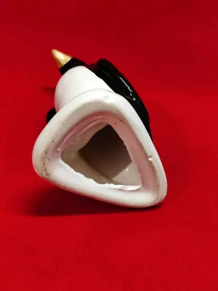 Foto de um(a) Pinguim de Geladeira em Porcelana, Clássico Dos Anos 50, da categoria de Objetos decorativos. Pinguim de geladeira em porcelana com pés e bico dourados, um clássico dos anos 50. A: 22 cm / L: 9,4 cm / P: 9 cm Base: 8,5... Mostrado de uma perspectiva diferente. Vendido no marketplace Trésors.