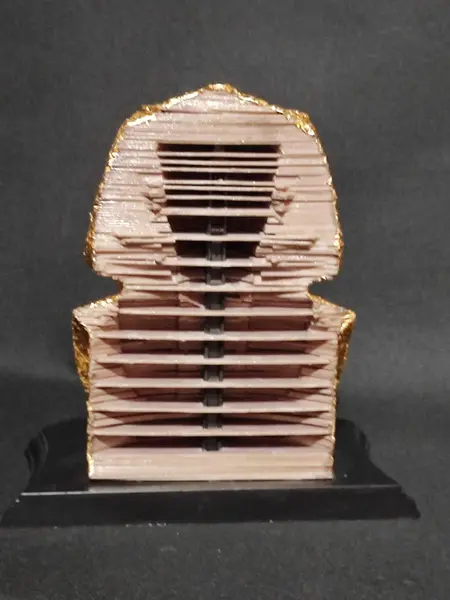 Foto de um(a) Escultura Puzzle 3D Faraó Tutankhamon, da categoria de Escultura. Escultura 3D colecionável em papel do faraó tutankhamon. Um puzzle com 160 peças em papel paraná montado sobre uma base... Mostrado de uma perspectiva diferente. Vendido no marketplace Trésors.