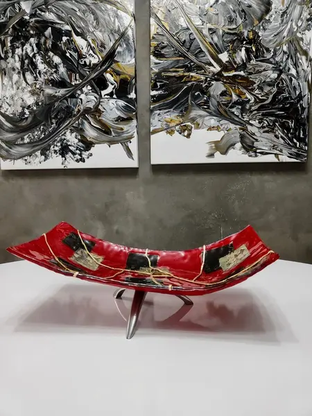 Foto de um(a) Centro de Mesa Técnica Japonesa Kintsugi, da categoria de Centro de mesa. Centro de mesa côncavo em sanduíche de vidro com incrustações de folha de ouro e simulação da técnica japonesa kintsugi.... Mostrado de uma perspectiva diferente. Vendido no marketplace Trésors.