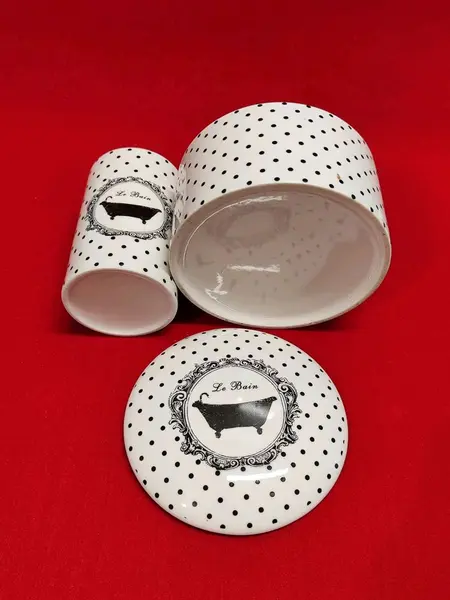 Foto de um(a) Combo Utensílios para Banheiro em Porcelana Branca e Poá, da categoria de Organizadores. Kit de utensílios para banheiro em porcelana branca com poá preto e gravura le bain. Inclui porta escova de dentes e pote... Mostrado de uma perspectiva diferente. Vendido no marketplace Trésors.