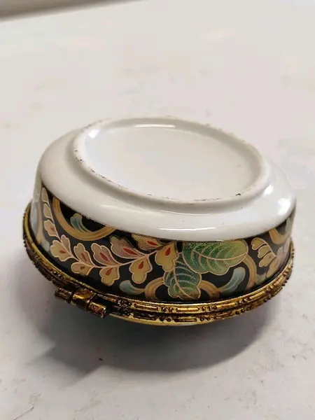 Foto de um(a) Combo com Três Caixas em Porcelana Estampa Cenas Japonesas, Década de 1980, da categoria de Cestos e Caixas. Combo com três caixas em porcelana. Estampas com cenas japonesas, gueixas e flores. Fecho dourado e contorno da caixa com... Mostrado de uma perspectiva diferente. Vendido no marketplace Trésors.