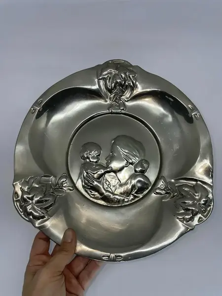 Foto de um(a) Antigo Prato Medalhão Centro De Mesa Prata Art Nouveau Wmf, da categoria de Pratos Decorativos. Antigo prato medalhão/centro de mesa em metal espessurado a prata da famosa manufatura wmf. Linda cena de mãe com criança.... Mostrado de uma perspectiva diferente. Vendido no marketplace Trésors.