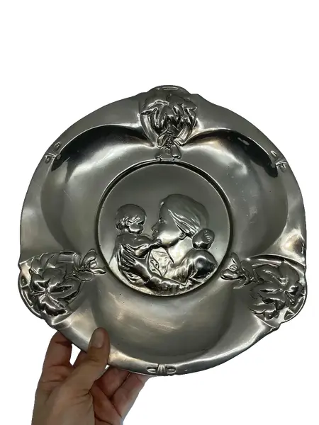 Foto de um(a) Antigo Prato Medalhão Centro De Mesa Prata Art Nouveau Wmf, da categoria de Pratos Decorativos. Antigo prato medalhão/centro de mesa em metal espessurado a prata da famosa manufatura wmf. Linda cena de mãe com criança.... Vendido no marketplace Trésors.