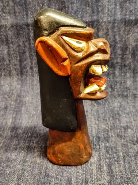 Foto de um(a) Carranca Nordestina em Madeira Policromada, Década de 2000, da categoria de Escultura. Carranca do nordeste brasileiro, feita em madeira policromada com características humanas e animais. Data do século xix,... Mostrado de uma perspectiva diferente. Vendido no marketplace Trésors.