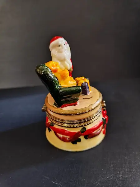 Foto de um(a) Caixinha Porcelana Papai Noel, Década de 2000, da categoria de Cestos e Caixas. Caixa em porcelana policromada com motivo natalino, década de 2000. A: 9,5 cm / Diâmetro: 6 cm peso: 145 g. Mostrado de uma perspectiva diferente. Vendido no marketplace Trésors.