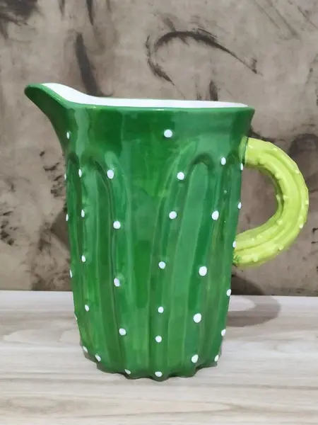 Foto de um(a) Jarra Cactus Anos 2000, da categoria de Garrafas, potes e jarros. Jarra em forma de cactus em porcelana, década de 2000 da marca Prestigie Collection.A: 20 cm Diametro da boca: 13 cm... Mostrado de uma perspectiva diferente. Vendido no marketplace Trésors.