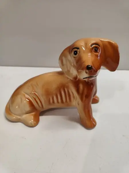 Foto de um(a) Cachorro Dachshund em Cerâmica, Década de 1940, da categoria de Modelos e estatuetas. Cachorro em cerâmica da raça dachshund na cor caramelo, década de 1940, sem marca do fabricante. A: 13 cm L: 18, 5 cm P: 8... Mostrado de uma perspectiva diferente. Vendido no marketplace Trésors.