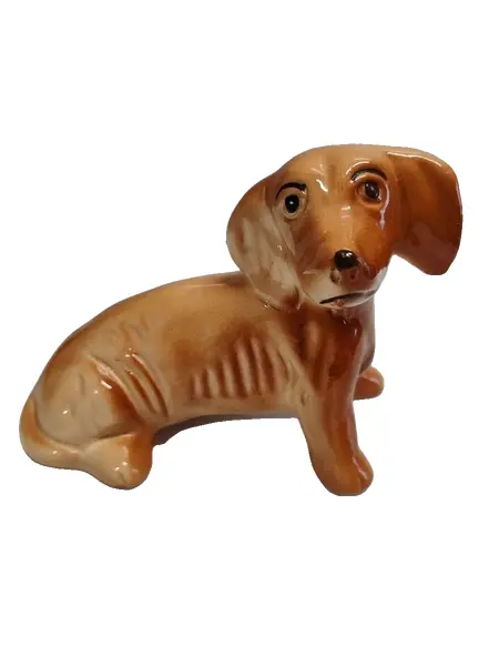 Foto de um(a) Cachorro Dachshund em Cerâmica, Década de 1940, da categoria de Modelos e estatuetas. Cachorro em cerâmica da raça dachshund na cor caramelo, década de 1940, sem marca do fabricante. A: 13 cm L: 18, 5 cm P: 8... Vendido no marketplace Trésors.