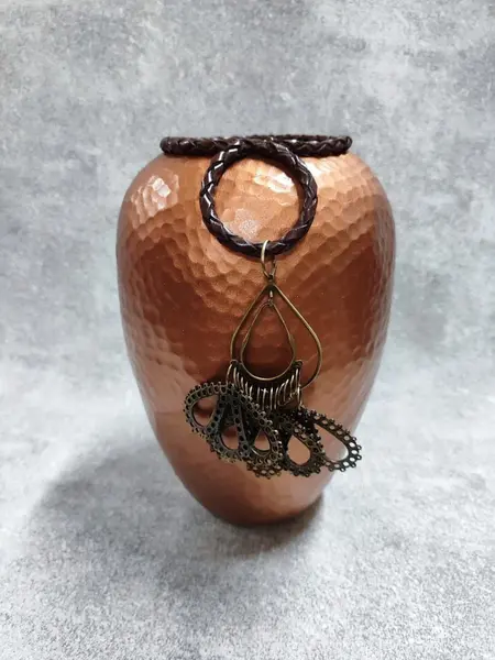 Foto de um(a) Vaso em Alumínio Repuxado e Pátina Cobre, Década de 1980, da categoria de Vasos. Vaso em alumínio repuxado com pátina cobre envelhecida .com acabamento em trama de couro e pendente em latão, década de... Mostrado de uma perspectiva diferente. Vendido no marketplace Trésors.