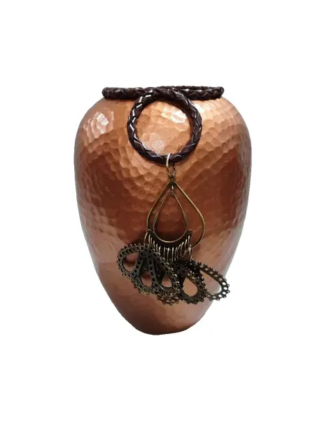 Foto de um(a) Vaso em Alumínio Repuxado e Pátina Cobre, Década de 1980, da categoria de Vasos. Vaso em alumínio repuxado com pátina cobre envelhecida .com acabamento em trama de couro e pendente em latão, década de... Vendido no marketplace Trésors.