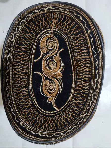 Foto de um(a) Bolsa Indonésia, da categoria de Bolsas. Bolsa tipo saco em veludo bordado com alça em tecido. Origem Indonésia. Mede: A 35cm / fundo 26 x 18cm Peso 280g. Mostrado de uma perspectiva diferente. Vendido no marketplace Trésors.