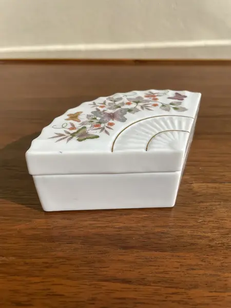 Foto de um(a) Antiga Rara Caixinha Decorativa Porcelana Americana Avon, da categoria de Cestos e Caixas. Antiga caixinha decorativa ou porta joias em porcelana americana, manufatura avon. Catalogada de 1980. Lindo formato e... Mostrado de uma perspectiva diferente. Vendido no marketplace Trésors.