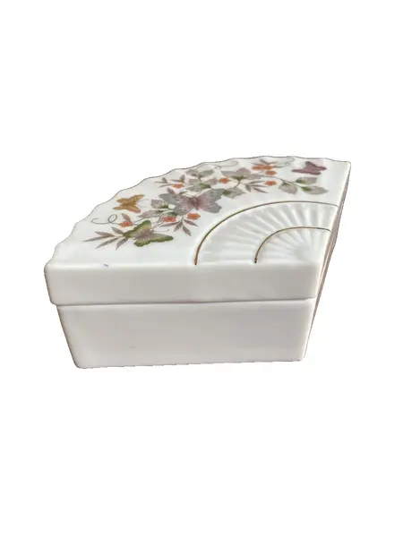 Foto de um(a) Antiga Rara Caixinha Decorativa Porcelana Americana Avon, da categoria de Cestos e Caixas. Antiga caixinha decorativa ou porta joias em porcelana americana, manufatura avon. Catalogada de 1980. Lindo formato e... Vendido no marketplace Trésors.