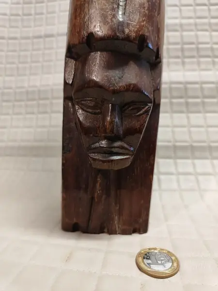 Foto de um(a) Figa de Madeira com Escultura Indígena, Década de 1970, da categoria de Objetos decorativos. Figa esculpida em madeira, com detalhe de escultura indígena na parte inferior. Peça decorativa da década de 1970. Medidas:... Mostrado de uma perspectiva diferente. Vendido no marketplace Trésors.