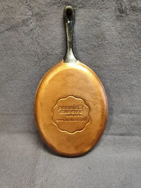 Foto de um(a) Frigideira Elíptica em Ferro com Pátina Cobre, Panela Mineira, Década de 2000, da categoria de Panelas. Frigideira elíptica em ferro da marca panela mineira, com acabamento em pátina cobre envelhecida e azinhavrada. Peça... Mostrado de uma perspectiva diferente. Vendido no marketplace Trésors.
