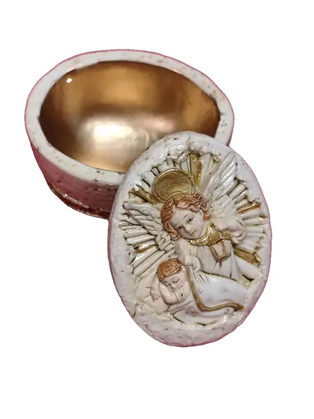 Foto de um(a) Porta Joia Anjo da Guarda em Resina Italiana, Década de 1990, da categoria de Porta-Jóias. Porta jóia oval em resina italiana, parte interna e detalhes em dourado, tampa em relevo com imagem do anjo da guarda,... Vendido no marketplace Trésors.
