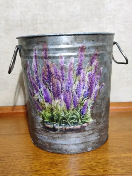 Foto de um(a) Balde em Folha de Flandres Decupage Lavanda, Década de 2000, da categoria de Cestos e Caixas. Balde em folha de flandres, duas alças e decupage de lavanda nos dois lados, década de 2000. Mede: A 26 cm Diametro: 23,5 cm... Mostrado de uma perspectiva diferente. Vendido no marketplace Trésors.