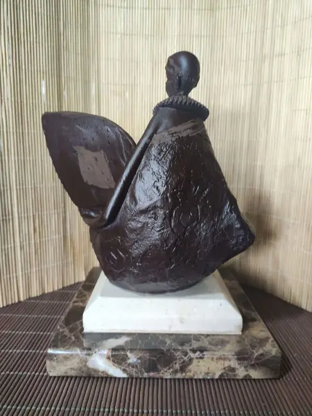 Foto de um(a) Escultura Guerreiro Africano Anos 80, da categoria de Escultura. Escultura de guerreiro africano em resina com pátina marrom envelhecida e base em mármore marrom imperador e travertino.... Mostrado de uma perspectiva diferente. Vendido no marketplace Trésors.