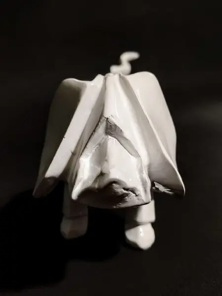 Foto de um(a) Cachorro Origami Anos 2000, da categoria de Modelos e estatuetas. Cachorro em resina na cor branca, inspirado nos origamis de papel, peça dos anos 2000.A: 9 cm / P: 6 cm / L: 26,5 cmPeso:... Mostrado de uma perspectiva diferente. Vendido no marketplace Trésors.