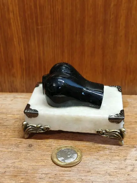 Foto de um(a) Escultura Torso Feminino Resina e Mármore, da categoria de Escultura. Escultura torso feminino: peça em resina ebanisada, base em mármore branco com elementos em metal dourado oxidado. A: 6 cm /... Mostrado de uma perspectiva diferente. Vendido no marketplace Trésors.