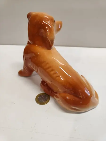 Foto de um(a) Cachorro Dachshund em Cerâmica, Década de 1940, da categoria de Modelos e estatuetas. Cachorro em cerâmica da raça dachshund na cor caramelo, década de 1940, sem marca do fabricante. A: 13 cm L: 18, 5 cm P: 8... Mostrado de uma perspectiva diferente. Vendido no marketplace Trésors.