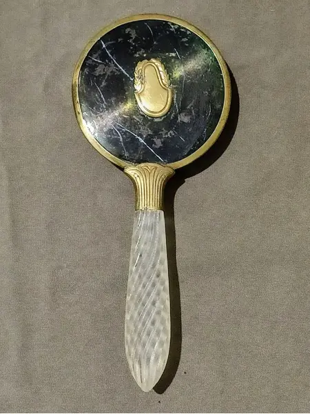 Foto de um(a) Escova de Mão Anos 40, da categoria de Outros colecionáveis. Escova de mão em latão com cerdas de crina e cabo em acrílico trabalhado, década de 1940 A: 21,5 cm D: 9,5 cm Peso: 133 g. Mostrado de uma perspectiva diferente. Vendido no marketplace Trésors.