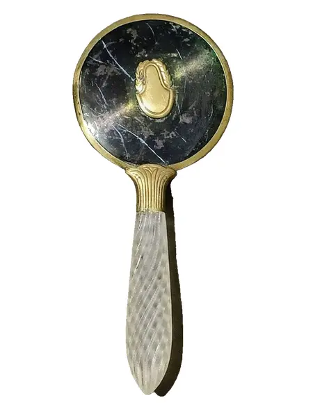 Foto de um(a) Escova de Mão Anos 40, da categoria de Outros colecionáveis. Escova de mão em latão com cerdas de crina e cabo em acrílico trabalhado, década de 1940 A: 21,5 cm D: 9,5 cm Peso: 133 g. Vendido no marketplace Trésors.