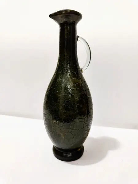 Foto de um(a) Jarra em Vidro com Pescoço Longo, Década de 1980, da categoria de Garrafas, potes e jarros. Jarra de vidro com alça e pescoço longo, década de 1980 com pintura verde escuro.A: 23,5 cm / Diâmetro da boca: 5 cm /... Mostrado de uma perspectiva diferente. Vendido no marketplace Trésors.