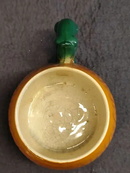 Foto de um(a) Caneco Porcelana em Formato de Nozes e Esquilo, Cerâmica Guarani, Década de 1940, da categoria de Canecas. Caneco porcelana laranja e verde com a forma de noz e esquilo como alça, década de 194. Fabricante: cerâmica guarani A: 11... Mostrado de uma perspectiva diferente. Vendido no marketplace Trésors.