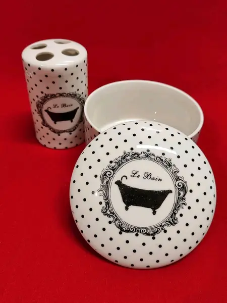 Foto de um(a) Combo Utensílios para Banheiro em Porcelana Branca e Poá, da categoria de Organizadores. Kit de utensílios para banheiro em porcelana branca com poá preto e gravura le bain. Inclui porta escova de dentes e pote... Mostrado de uma perspectiva diferente. Vendido no marketplace Trésors.