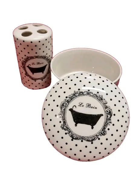 Foto de um(a) Combo Utensílios para Banheiro em Porcelana Branca e Poá, da categoria de Organizadores. Kit de utensílios para banheiro em porcelana branca com poá preto e gravura le bain. Inclui porta escova de dentes e pote... Vendido no marketplace Trésors.