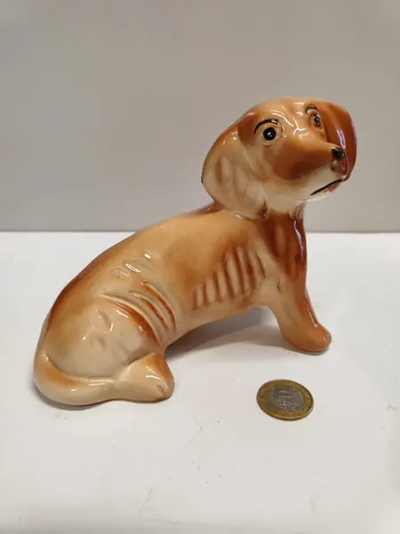 Foto de um(a) Cachorro Dachshund em Cerâmica, Década de 1940, da categoria de Modelos e estatuetas. Cachorro em cerâmica da raça dachshund na cor caramelo, década de 1940, sem marca do fabricante. A: 13 cm L: 18, 5 cm P: 8... Mostrado de uma perspectiva diferente. Vendido no marketplace Trésors.