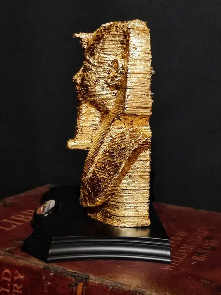 Foto de um(a) Escultura Puzzle 3D Faraó Tutankhamon, da categoria de Escultura. Escultura 3D colecionável em papel do faraó tutankhamon. Um puzzle com 160 peças em papel paraná montado sobre uma base... Mostrado de uma perspectiva diferente. Vendido no marketplace Trésors.