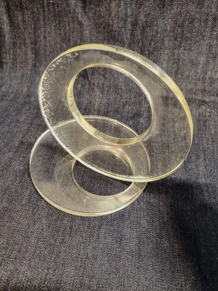 Foto de um(a) Par de Argolas em Acrílico Transparente, Puxadores de Cortina, Década de 1970, da categoria de Anéis e cornijas para cortinas. Par de argolas em acrílico transparente usadas como puxadores de cortinas, decada de 1970. Diâmetro: 14 cm / Espessura: 1 cm... Mostrado de uma perspectiva diferente. Vendido no marketplace Trésors.