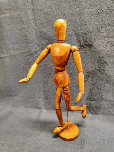 Foto de um(a) Calunga Articulado em Madeira com Suporte, Década de 2000, da categoria de Modelos e estatuetas. Calunga articulado em madeira com acabamento em cedro envelhecido e suporte, década de 2000.A: 40 cm / L: 10 cm / P: 5cm... Mostrado de uma perspectiva diferente. Vendido no marketplace Trésors.
