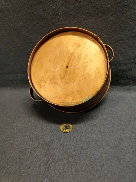 Foto de um(a) Tacho em Folha de Flanders, Década de 1960, da categoria de Outros objetos decorativos. Tacho em folha de flandres com duas alças, pátina cobre envelhecida e azinhavrada, década de 1990. A: 7,5 cm / Diâmetro:... Mostrado de uma perspectiva diferente. Vendido no marketplace Trésors.