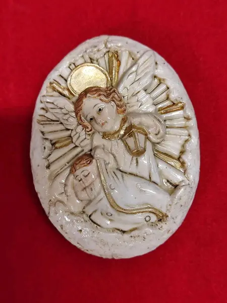 Foto de um(a) Porta Joia Anjo da Guarda em Resina Italiana, Década de 1990, da categoria de Porta-Jóias. Porta jóia oval em resina italiana, parte interna e detalhes em dourado, tampa em relevo com imagem do anjo da guarda,... Mostrado de uma perspectiva diferente. Vendido no marketplace Trésors.