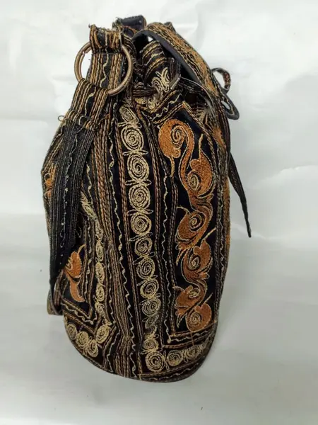 Foto de um(a) Bolsa Indonésia, da categoria de Bolsas. Bolsa tipo saco em veludo bordado com alça em tecido. Origem Indonésia. Mede: A 35cm / fundo 26 x 18cm Peso 280g. Mostrado de uma perspectiva diferente. Vendido no marketplace Trésors.