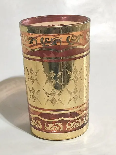 Foto de um(a) Conjunto Indiano Anos 70, da categoria de Jogos de taças e copos. Conjunto indiano e folheado a ouro, 6 copos em vidro (made in korea) e 1 garrafa em cristal âmbar com pintura floral para... Mostrado de uma perspectiva diferente. Vendido no marketplace Trésors.