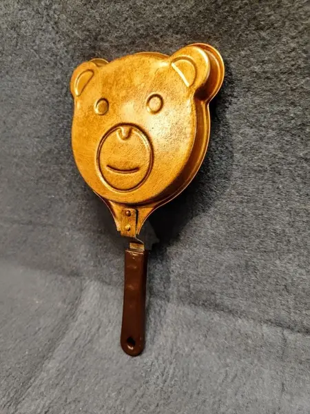 Foto de um(a) Mini Panquequeira Ursinho em Cobre, Década de 2000, da categoria de Panelas. Mine panquequeira ursinho em alumínio com pátina cobre envelhecida e azinhavrada e com cabo de baquelite, década de 2000.A:... Mostrado de uma perspectiva diferente. Vendido no marketplace Trésors.