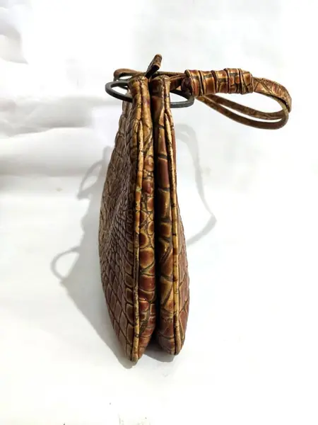 Foto de um(a) Bolsa Caramel Croco Anos 70, da categoria de Bolsas. Bolsa e alças em couro de crocodilo na cor caramelo, década de 1970. A: 22 cm L: 35 cm P: 8 cm Peso: 550 g. Mostrado de uma perspectiva diferente. Vendido no marketplace Trésors.