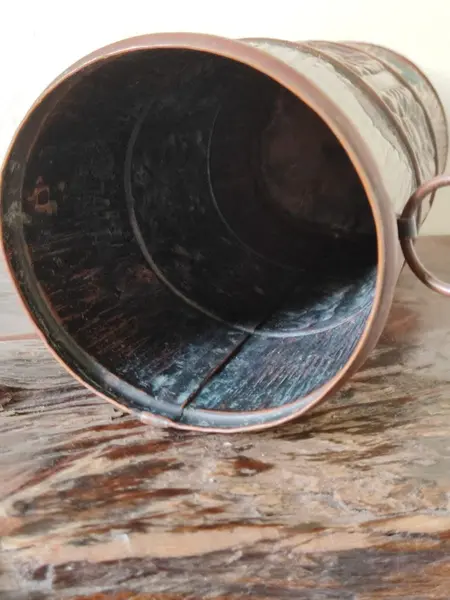 Foto de um(a) Vaso em Cobre, Década de 1970, da categoria de Vasos. Vaso em cobre rebatido com motivo floral com duas argolas nas laterais, década de 1970. A: 28,5 cm / Diâmetro: 11,5 cm... Mostrado de uma perspectiva diferente. Vendido no marketplace Trésors.