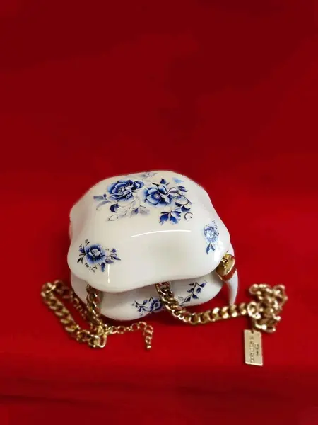 Foto de um(a) Porta Joia em Porcelana Branca e Floral Azul Cobalto, Década de 1970, da categoria de Porta-Jóias. Porta joia em porcelana branca com estampa floral em azul cobalto, década de 1970.A: 6 cm / L: 10,5 cm / P: 10,5 cm peso:... Mostrado de uma perspectiva diferente. Vendido no marketplace Trésors.