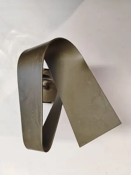 Foto de um(a) Escultura Orgânica Ferro e Vidro, Anos 2000, da categoria de Escultura. Escultura orgânica com suas formas curvas fluidas em ferro com acabamento em pátina bronze. Sobre pedestal em vidro... Mostrado de uma perspectiva diferente. Vendido no marketplace Trésors.